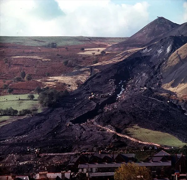 Thảm họa Aberfan qua hình ảnh: Câu chuyện có thật về thảm kịch chấn động xứ Wales năm 1966 - Ảnh 2.
