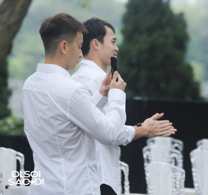 Văn Toàn bảnh bao làm phù rể cho đám cưới Quang Hải và Chu Thanh Huyền, trả lời bất ngờ về dự định cưới vợ - Ảnh 7.