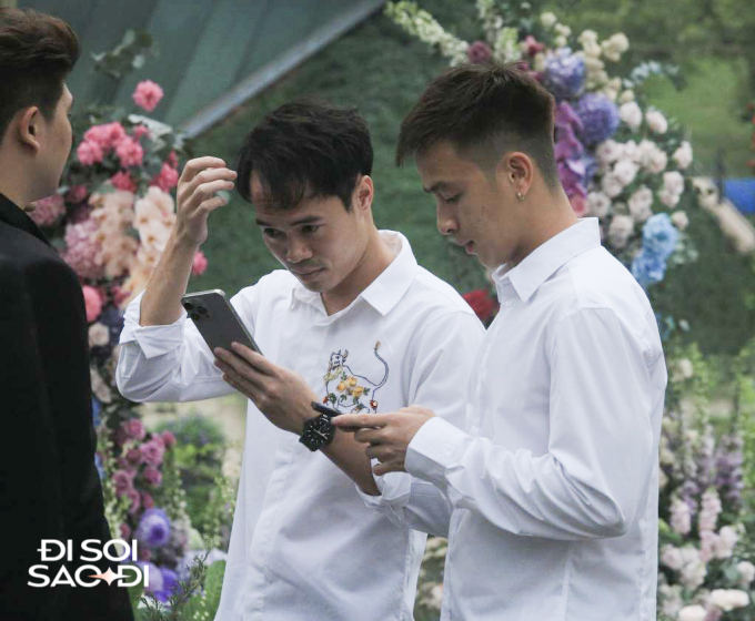 Văn Toàn bảnh bao làm phù rể cho đám cưới Quang Hải và Chu Thanh Huyền, trả lời bất ngờ về dự định cưới vợ - Ảnh 3.