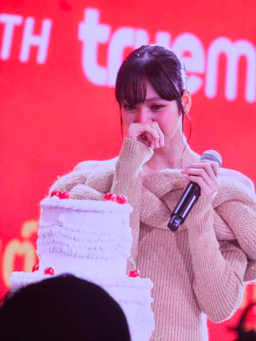 Lisa bật khóc, liên tục hốt hoảng tại fanmeeting ở Thái Lan - Ảnh 5.