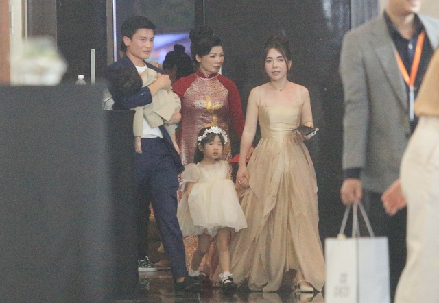Xả vai cô dâu, Chu Thanh Huyền đi giày bệt rời tiệc cưới cùng Quang Hải, dáng đi chuẩn mẹ bầu - Ảnh 9.