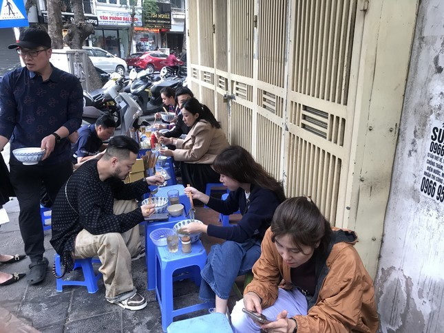 Lý do nhiều người Việt nhịn ăn sáng, thích đu trend đường phố - Ảnh 2.