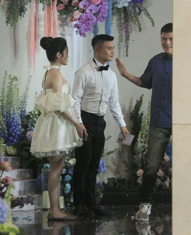 Xả vai cô dâu, Chu Thanh Huyền đi giày bệt rời tiệc cưới cùng Quang Hải, dáng đi chuẩn mẹ bầu - Ảnh 2.