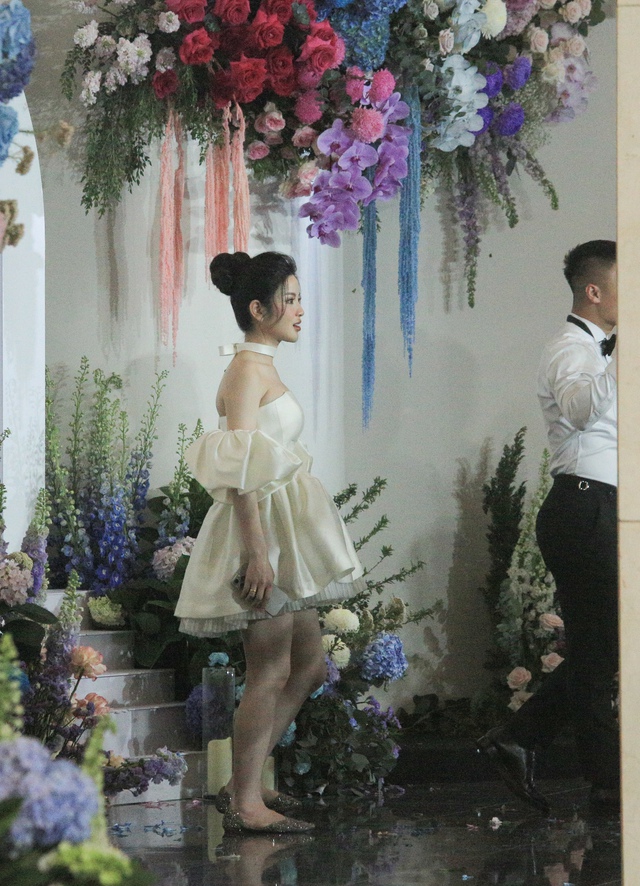 Xả vai cô dâu, Chu Thanh Huyền đi giày bệt rời tiệc cưới cùng Quang Hải, dáng đi chuẩn mẹ bầu - Ảnh 1.