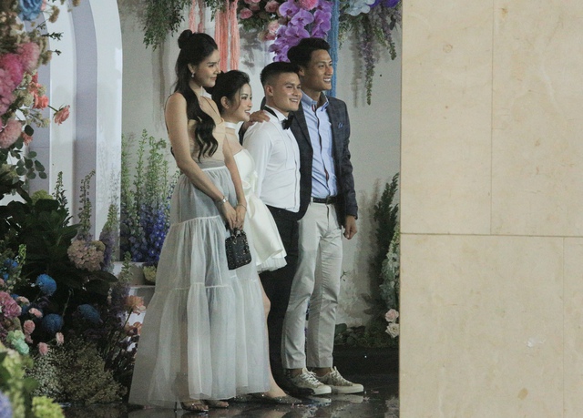Xả vai cô dâu, Chu Thanh Huyền đi giày bệt rời tiệc cưới cùng Quang Hải, dáng đi chuẩn mẹ bầu - Ảnh 4.