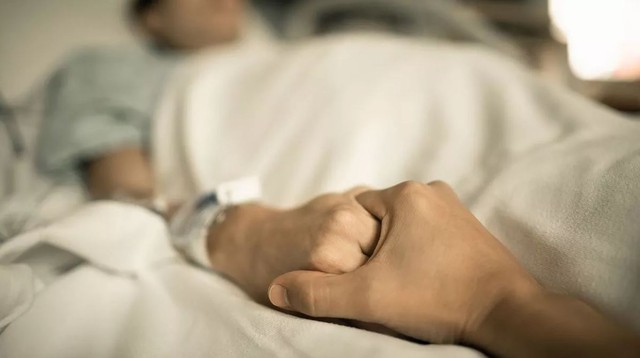 Nữ y tá chia sẻ điều hầu hết bệnh nhân nhìn thấy trước khi chết - Ảnh 2.