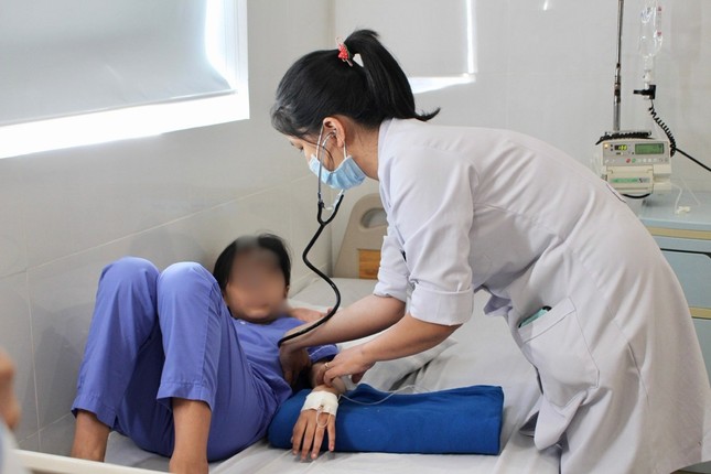 Khánh Hòa kiểm tra đột xuất an toàn thực phẩm ở trường học sau loạt vụ ngộ độc - Ảnh 2.