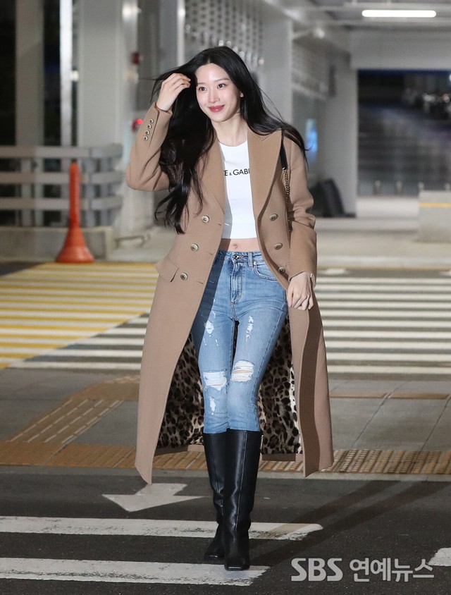Moon Ga Young có thời trang sân bay chuẩn sang xịn mịn dù chỉ diện toàn đồ màu trung tính - Ảnh 3.