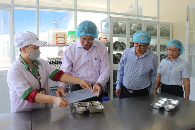 Khánh Hòa kiểm tra đột xuất an toàn thực phẩm ở trường học sau loạt vụ ngộ độc - Ảnh 1.