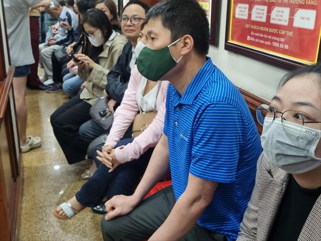 Giá vàng nhẫn lên cơn sốt: Quay cuồng mua bán - Ảnh 1.