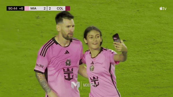 Fan nữ được Messi bảo vệ khi chạy vào sân để xin chụp ảnh chung - Ảnh 1.
