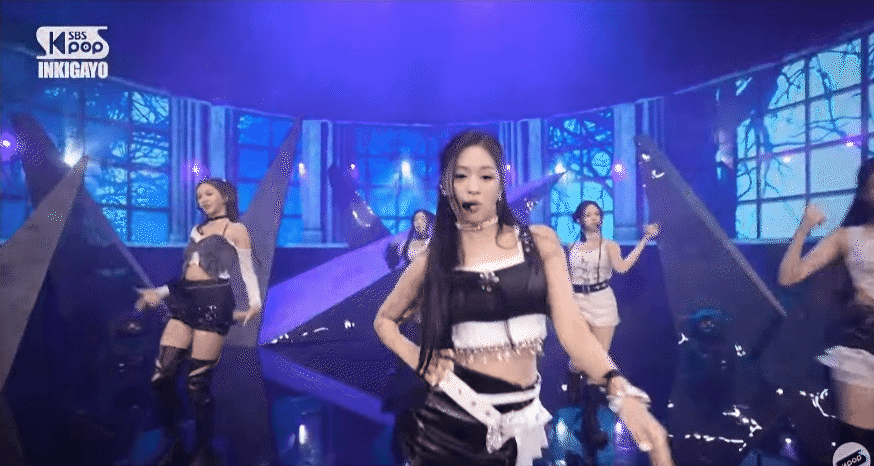 Em gái BLACKPINK lần đầu debut ở sân khấu đã gây sốt với giọng hát live, tiểu Jennie xử lý sự cố đạt điểm 10 - Ảnh 2.