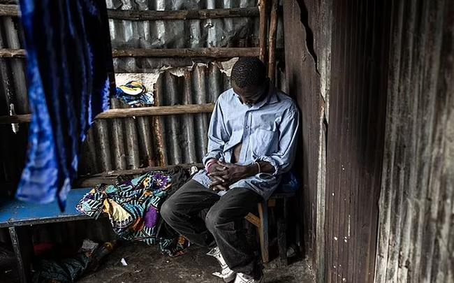 Sierra Leone ban bố tình trạng khẩn cấp về ma túy được cho là làm từ xương người - Ảnh 1.