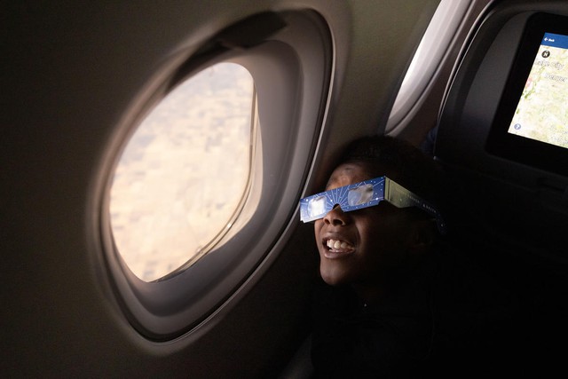 Chuyến bay lịch sử của Delta Airlines: Hàng trăm hành khách nín thở xem nhật thực trăm năm có một ở độ cao 9000 mét - Ảnh 3.