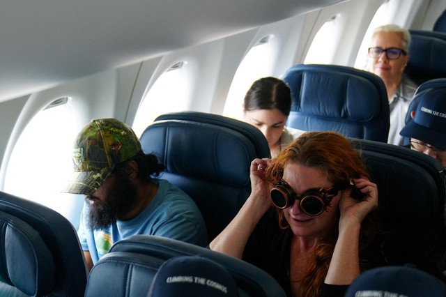 Chuyến bay lịch sử của Delta Airlines: Hàng trăm hành khách nín thở xem nhật thực trăm năm có một ở độ cao 9000 mét - Ảnh 2.