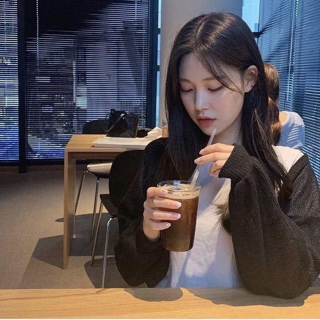 C&aacute;ch người trẻ sống s&oacute;t giữa b&atilde;o sa thải: 30 tuổi chuyển sang l&agrave;m shipper kiếm 300k đồng/ng&agrave;y, người sống nhờ thẻ t&iacute;n dụng - Ảnh 1.