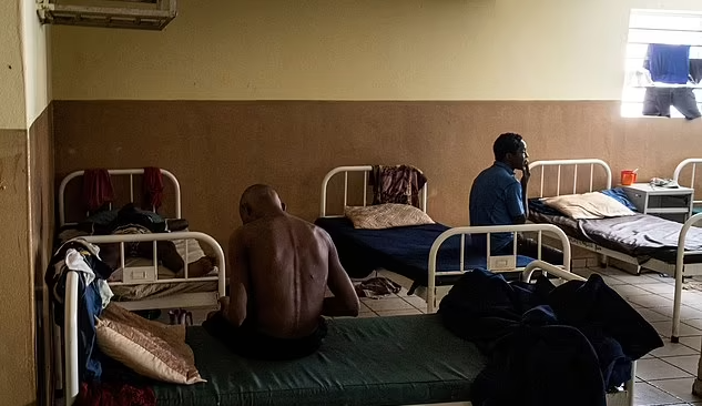 Sierra Leone ban bố tình trạng khẩn cấp về ma túy được cho là làm từ xương người - Ảnh 2.