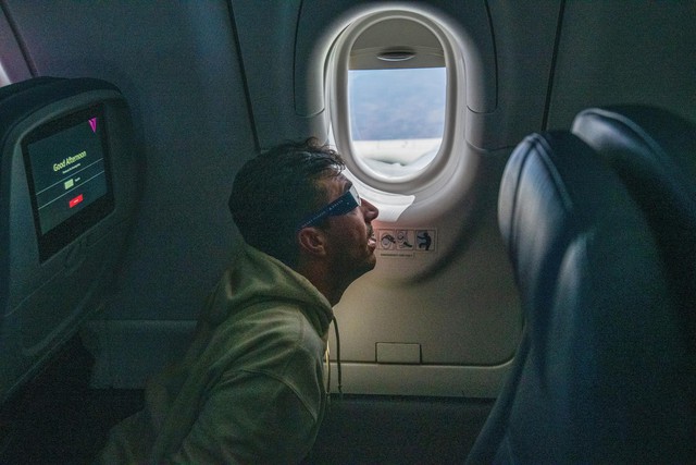 Chuyến bay lịch sử của Delta Airlines: Hàng trăm hành khách nín thở xem nhật thực trăm năm có một ở độ cao 9000 mét - Ảnh 8.