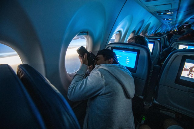 Chuyến bay lịch sử của Delta Airlines: Hàng trăm hành khách nín thở xem nhật thực trăm năm có một ở độ cao 9000 mét - Ảnh 7.
