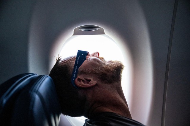 Chuyến bay lịch sử của Delta Airlines: Hàng trăm hành khách nín thở xem nhật thực trăm năm có một ở độ cao 9000 mét - Ảnh 5.