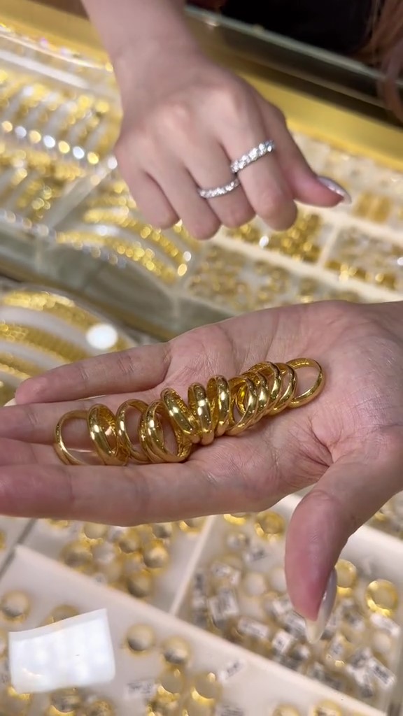 Mỹ nhân ăn ngủ cùng vàng nức tiếng Bến Tre kể tường tận quá trình tạo ra vàng nhẫn trơn 9999 - Ảnh 1.