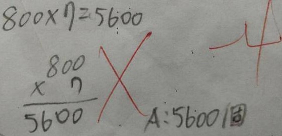 Học sinh giỏi nhất lớp làm phép tính 800x7=5600 bị gạch sai, phụ huynh nghe giải thích liền sôi máu: Tôi sẽ báo lên hiệu trưởng - Ảnh 1.