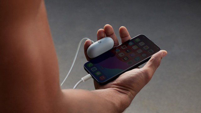 Apple ra mắt tai nghe true wireless giá rẻ chưa từng có: Pin 18 tiếng, thiết kế siêu nhỏ gọn, có cả phiên bản trong suốt - Ảnh 3.