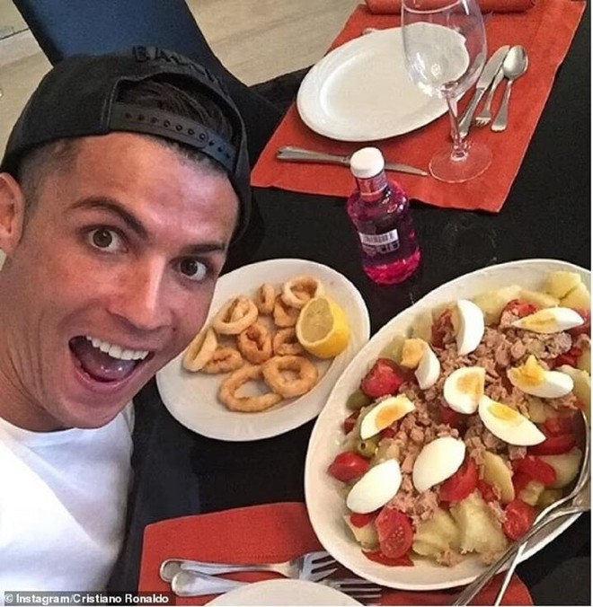 Thói quen dị của Ronaldo: Ngủ 5 giấc, nằm trong tủ lạnh, ăn kiểu phi hành gia - Ảnh 2.