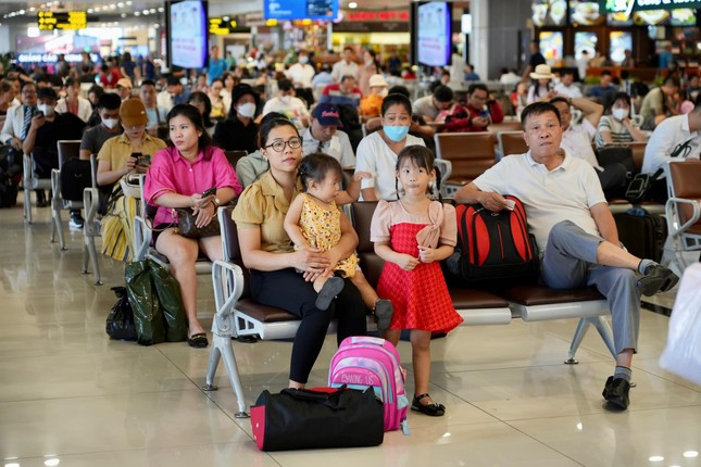 Hôm nay 94.000 người đổ về sân bay Nội Bài - Ảnh 1.