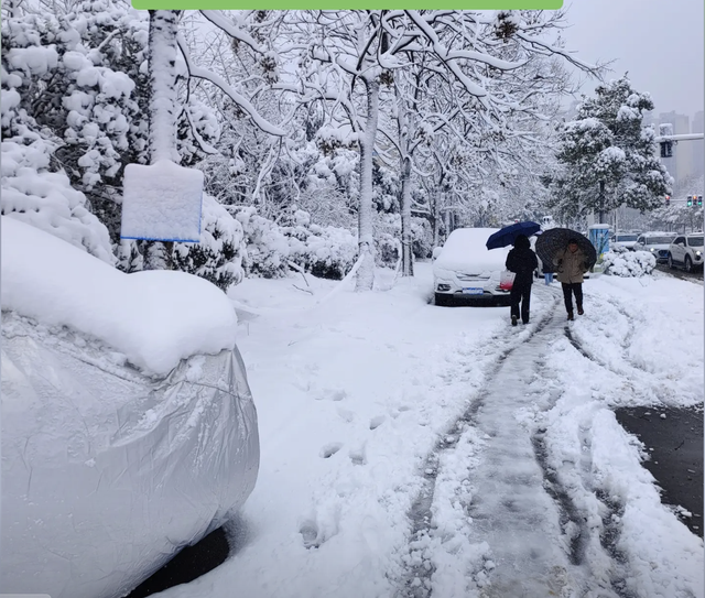 Tuyết rơi giữa mùa hè tại Trung Quốc: Nhiệt độ xuống -5 độ C, hàng loạt trường học đóng cửa - Ảnh 3.