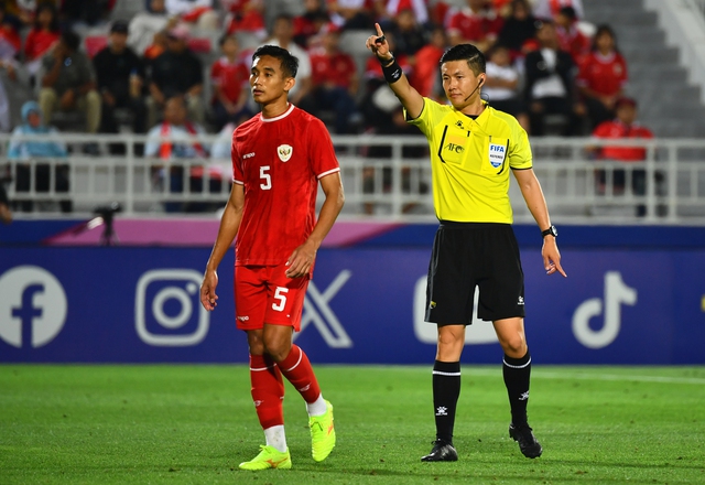Trách trọng tài xử ép, nhưng U23 Indonesia đang dẫn đầu thông số không đẹp ở giải U23 châu Á - Ảnh 1.