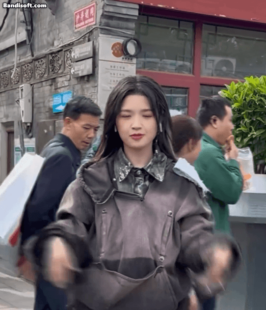 Suni Hạ Linh nhảy nhót tưng bừng trên đường phố Trung Quốc, nhưng người qua đường... không ấn tượng lắm? - Ảnh 1.