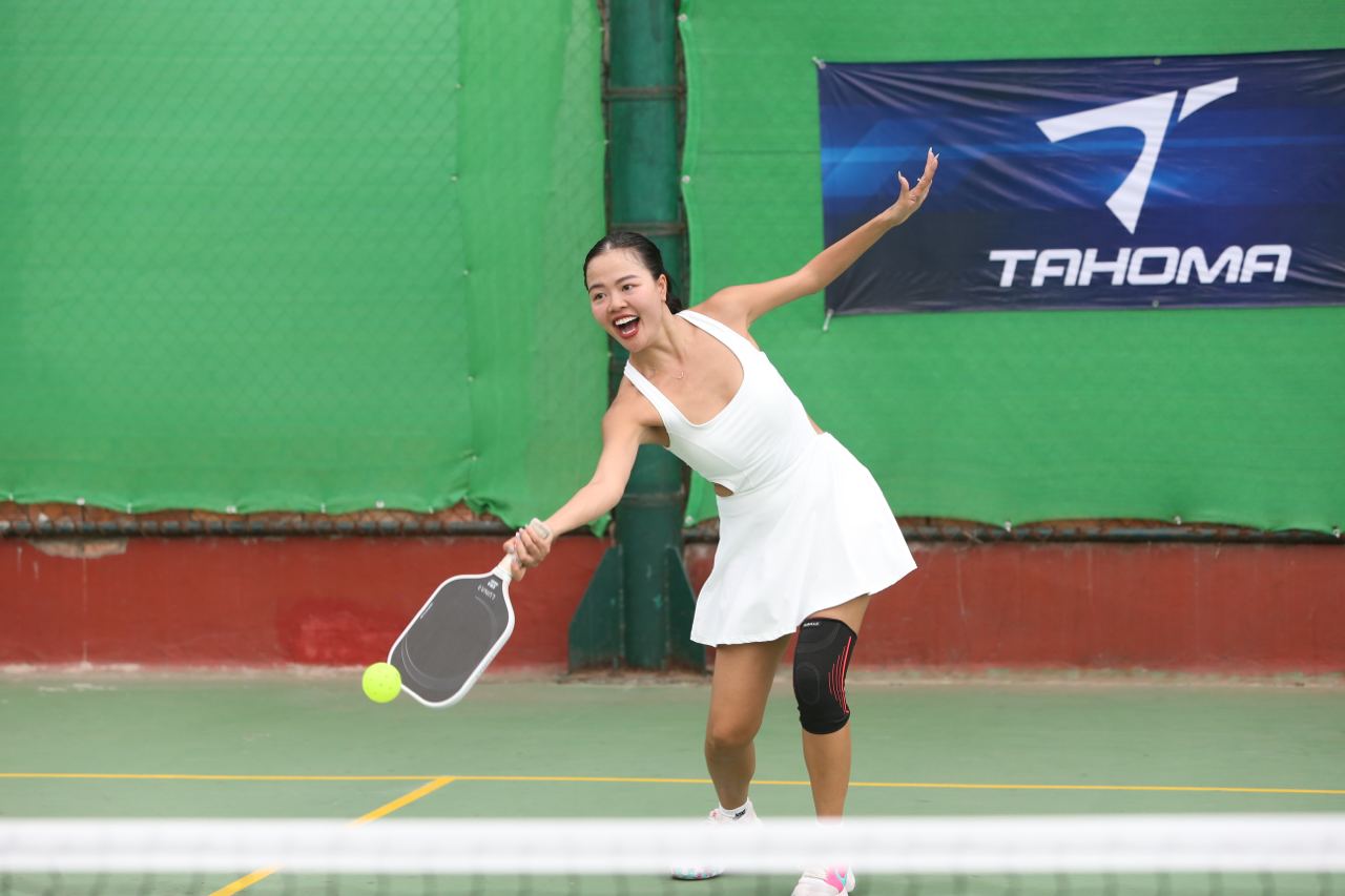 Chị đẹp chi 17 triệu đưa cả nhà vào TP.HCM đấu giải Pickleball châu Á, tóm dính Hạt Mít, Gigi Hương Giang trên khán đài - Ảnh 2.