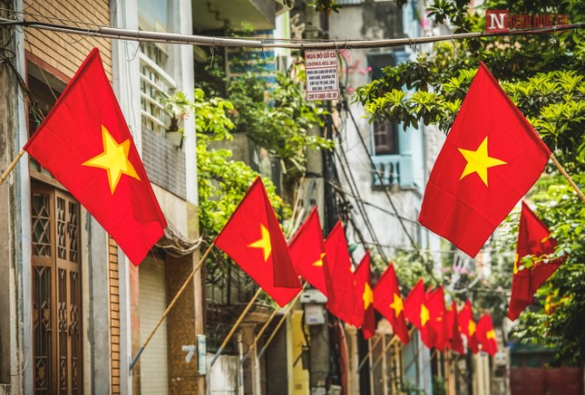 Mỗi hộ gia đình ở Hà Nội được tặng 1 lá cờ Tổ quốc dịp kỷ niệm 70 năm Giải phóng Thủ đô - Ảnh 1.