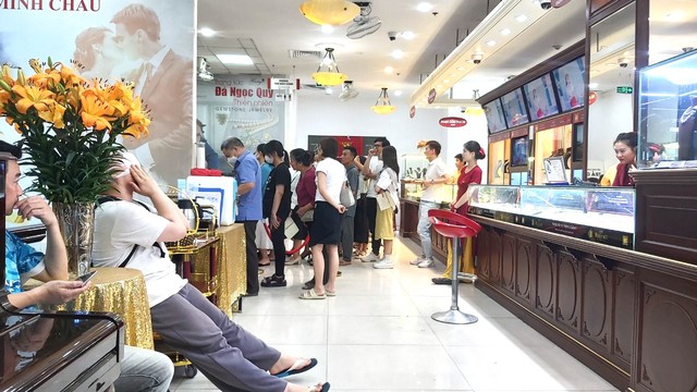 Tiệm vàng cháy hàng, khách xuống tiền tỉ nhưng chỉ nhận được giấy hẹn - Ảnh 5.