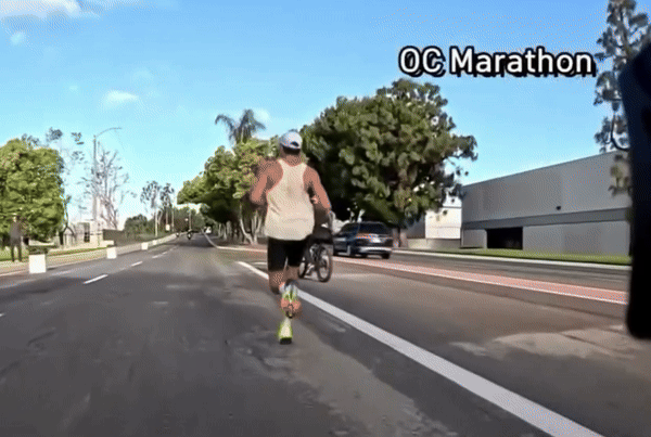 Uống chai nước bố đưa khi đang chạy - Ảnh 2