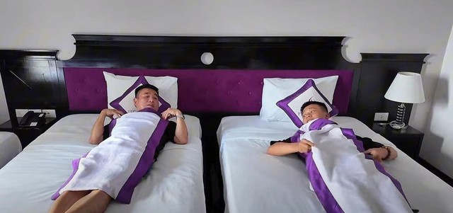 Quang Linh Vlogs thắc mắc sao chăn ở khách sạn lại nhỏ xíu: Hoá ra nhiều người cũng dùng sai công dụng của vật này! - Ảnh 1.