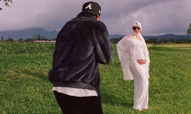 HOT: Justin Bieber and Hailey Bieber are preparing to welcome their first child, their pregnant belly wedding dress photo attracts nearly 10 million likes - Photo 5.