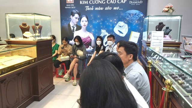 Tiệm vàng cháy hàng, khách xuống tiền tỉ nhưng chỉ nhận được giấy hẹn - Ảnh 2.