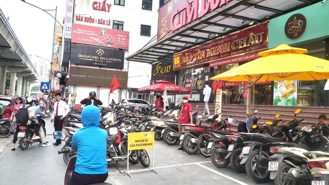 Tiệm vàng cháy hàng, khách xuống tiền tỉ nhưng chỉ nhận được giấy hẹn - Ảnh 1.