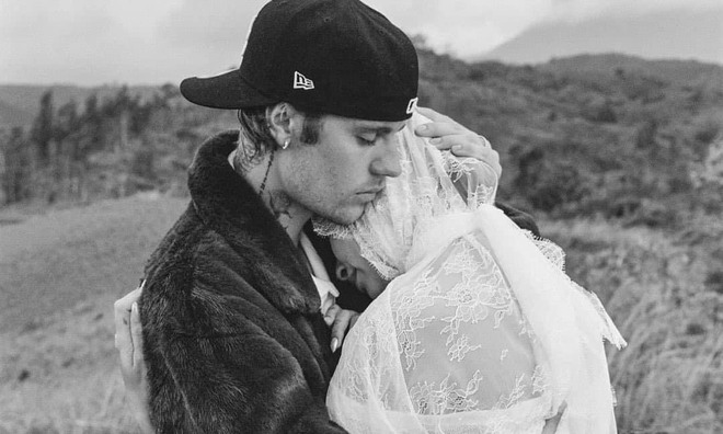 HOT: Justin Bieber and Hailey Bieber are preparing to welcome their first child, their pregnant belly wedding dress photo attracts nearly 10 million likes - Photo 3.