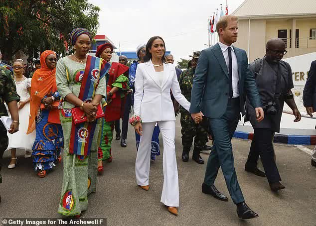 Meghan liên tục chiếm spotlight trong chuyến thăm Nigeria cùng Harry, vẫn gây tranh cãi vì một chiếc váy - Ảnh 6.