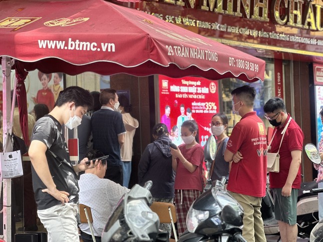 Nh&agrave; v&agrave;ng dừng b&aacute;n, nhiều người vội v&atilde; chốt lời v&igrave; gi&aacute; SJC lao dốc - Ảnh 1.