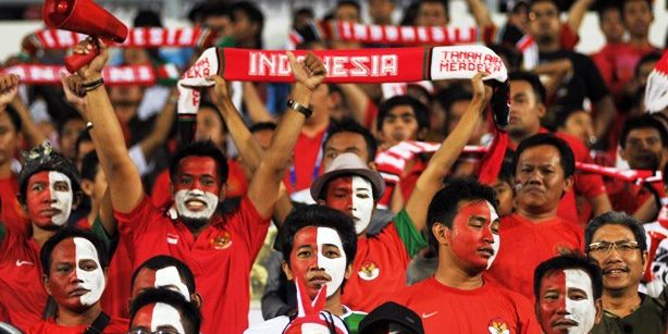 CĐV Indonesia lại c&oacute; h&agrave;nh vi vừa ngu ngốc vừa g&acirc;y phẫn nộ sau động th&aacute;i xin lỗi từ PSSI - Ảnh 1.