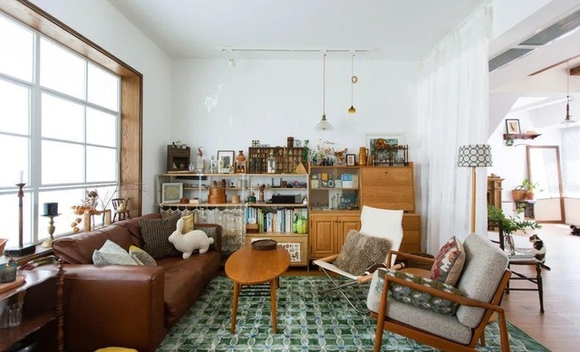 Hai vợ chồng mua căn nh&agrave; nhỏ c&oacute; ban c&ocirc;ng, tự trang ho&agrave;ng v&agrave; tạo ra tổ ấm cực chill - Ảnh 2.