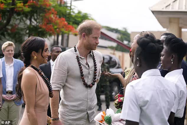 Meghan liên tục chiếm spotlight trong chuyến thăm Nigeria cùng Harry, vẫn gây tranh cãi vì một chiếc váy - Ảnh 2.