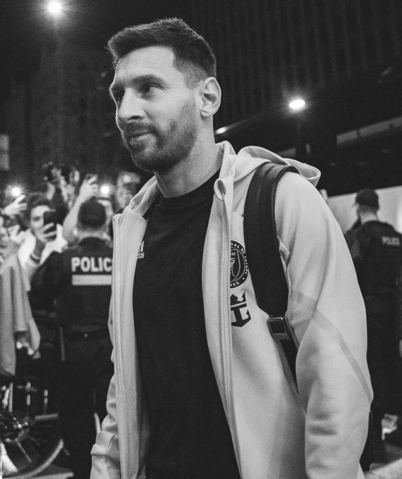 Sức hút khó tin của Messi: Fan đứng kín đường chào đón, chen chúc nghẹt thở cho vài giây ngắm thần tượng - Ảnh 1.