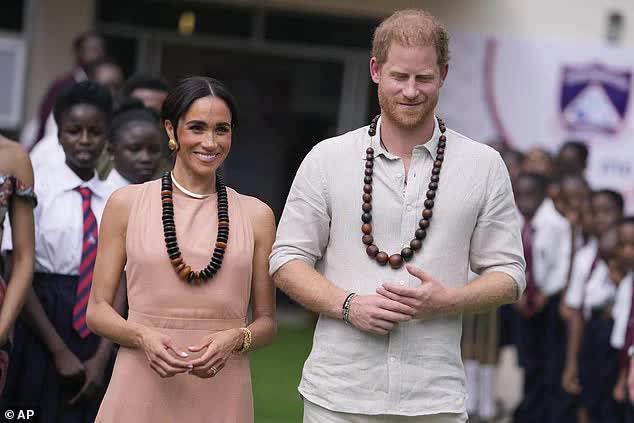 Meghan liên tục chiếm spotlight trong chuyến thăm Nigeria cùng Harry, vẫn gây tranh cãi vì một chiếc váy - Ảnh 1.