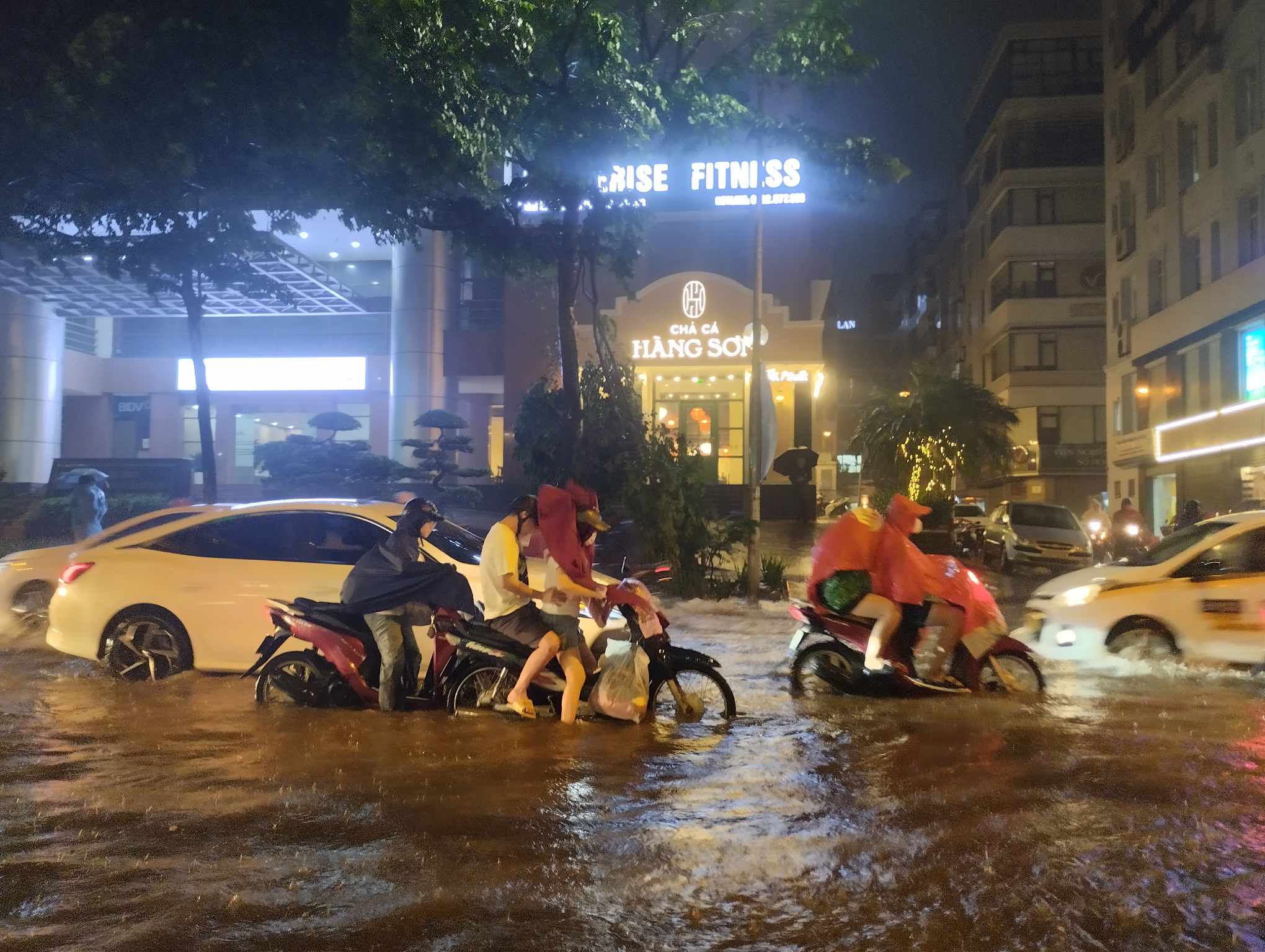 Mưa tầm tã suốt nhiều tiếng, đường phố Hà Nội ngập nặng khiến nhiều xe chết máy, người dân chật vật dắt bộ - Ảnh 15.