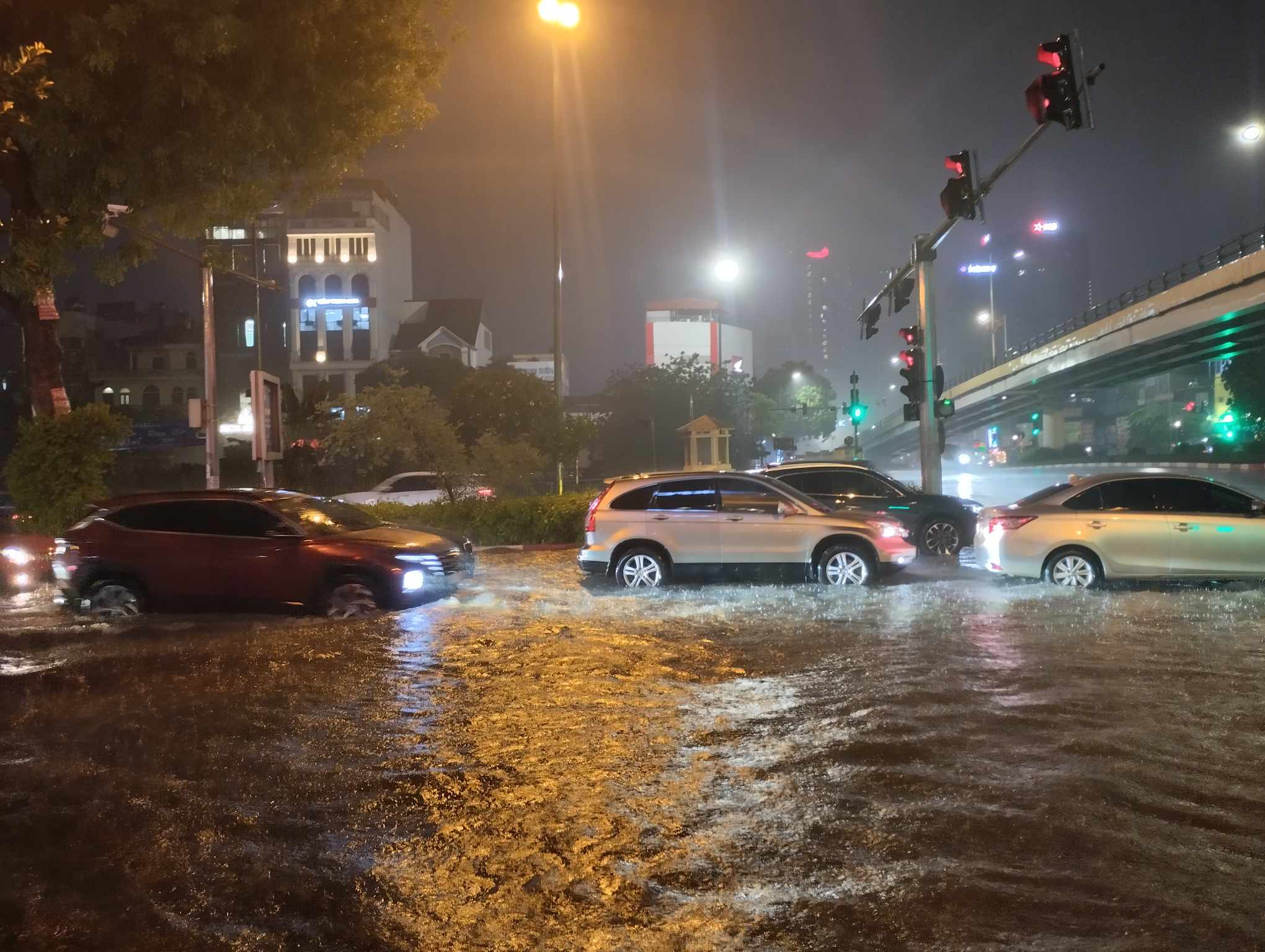 Mưa tầm tã suốt nhiều tiếng, đường phố Hà Nội ngập nặng khiến nhiều xe chết máy, người dân chật vật dắt bộ - Ảnh 11.